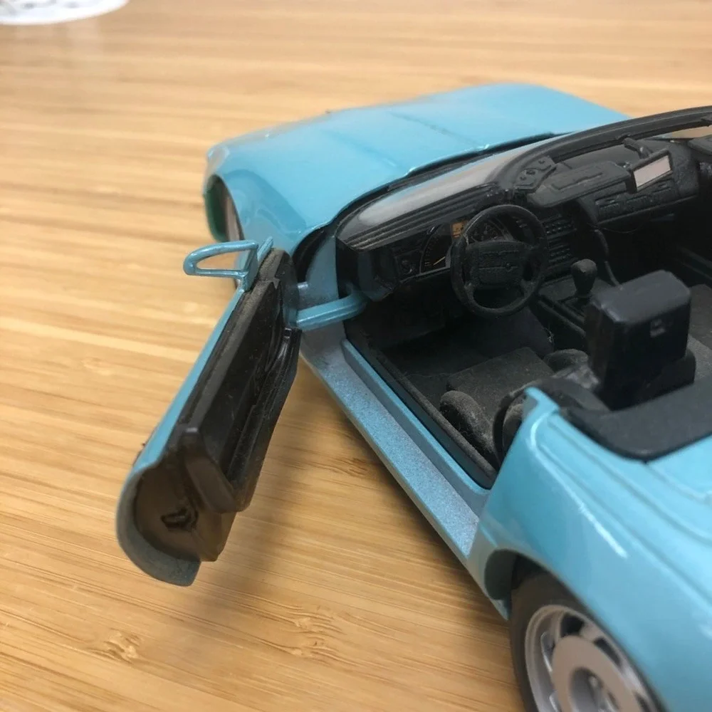 Maisto Chevrolet Corvette C4 Convertible 1/18 Scale Light Blue Diecast Model Car